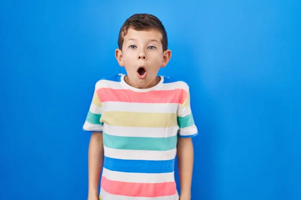 Junge Kaukasische Kind Steht Über Blauem Hintergrund Angst Und Schockiert — Stockfoto