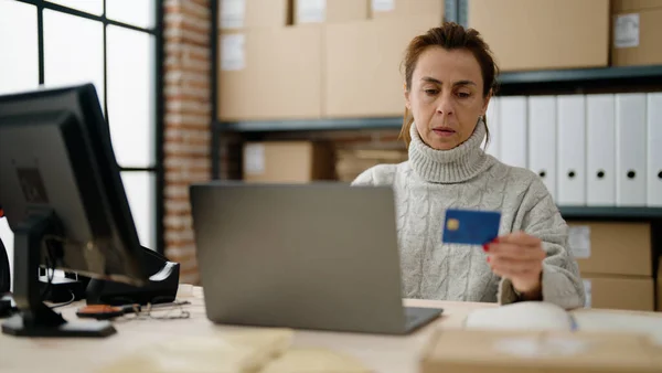 Middelbare Leeftijd Spaanse Vrouw Commerce Zakenman Met Behulp Van Laptop — Stockfoto