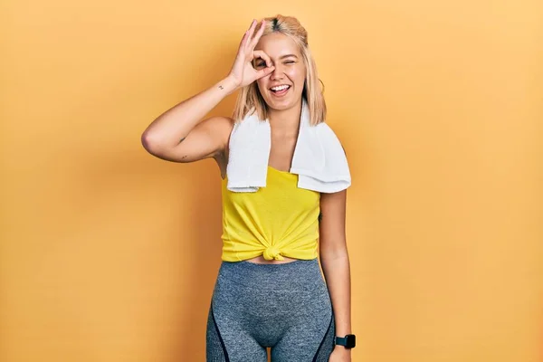 Beautiful Blonde Sports Woman Wearing Workout Outfit Doing Gesture Hand — Stockfoto
