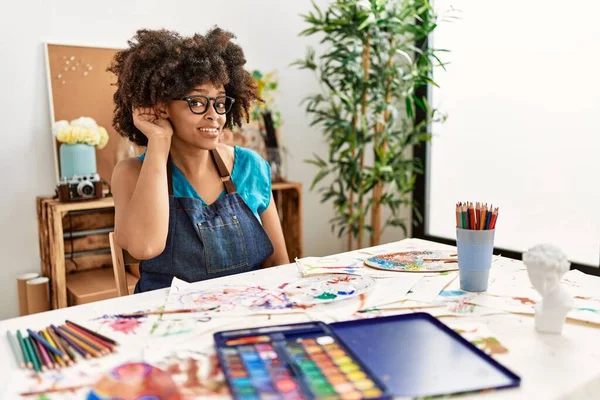 美丽的非洲裔美国女人 在艺术工作室里画着非洲裔的头发 双手相对地微笑 聆听流言或流言蜚语 聋的概念 — 图库照片