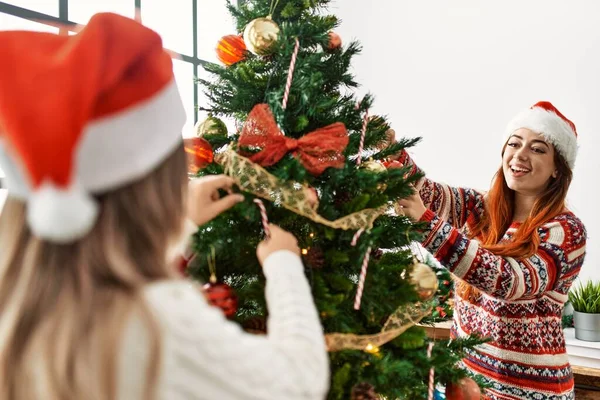 Mulher Casal Sorrindo Confiante Decoração Árvore Natal Casa — Fotografia de Stock
