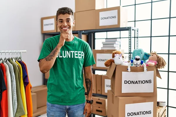 Joven Hombre Hispano Guapo Vistiendo Camiseta Voluntaria Donaciones Pie Con —  Fotos de Stock