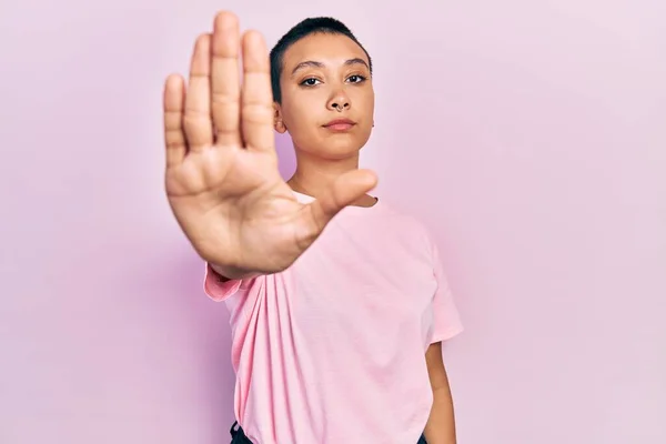 Mooie Latijns Amerikaanse Vrouw Met Kort Haar Draagt Casual Roze — Stockfoto