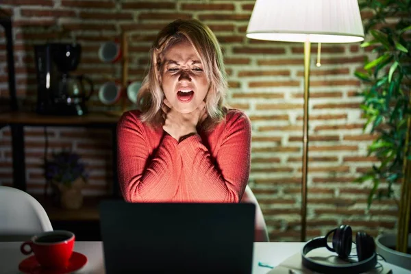 Blonde Woman Using Laptop Night Home Shouting Suffocate Because Painful — kuvapankkivalokuva