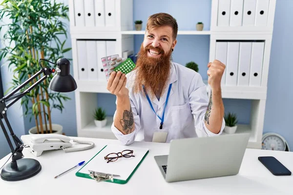 Redhead Man Long Beard Wearing Doctor Uniform Holding Prescription Pills — Φωτογραφία Αρχείου