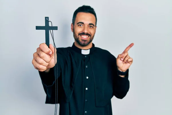 Guapo Sacerdote Hispano Con Barba Sosteniendo Cruz Católica Sonriendo Feliz —  Fotos de Stock