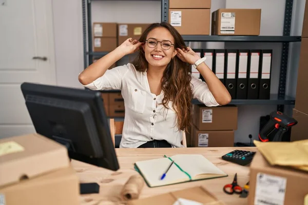Mulher Hispânica Jovem Trabalhando Comércio Eletrônico Pequenas Empresas Sorrindo Puxando — Fotografia de Stock