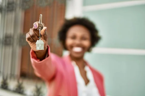 Young African American Woman Holding Keys Outdoor — ストック写真