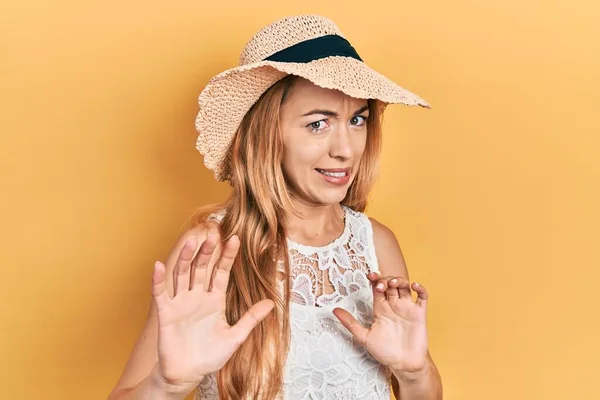 모자를 코카서스 여성은 스러운 표정을 반응때문에 불쾌하고 두려운 표정을 — 스톡 사진