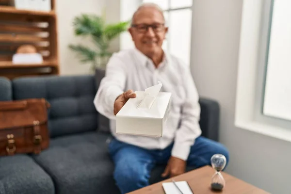 Senior Man Psychologist Smiling Confident Offering Napkin Psychology Center — ストック写真