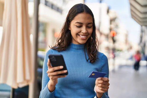 Young African American Woman Using Smartphone Credit Card Street — Stock Photo, Image