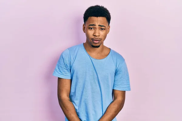 Joven Hombre Afroamericano Vistiendo Casual Camiseta Azul Deprimido Preocuparse Por —  Fotos de Stock