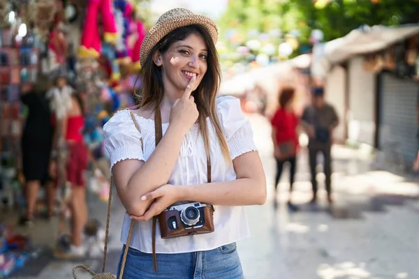 Ung Brunett Kvinna Sommarsemester Leende Ser Säker Kameran Med Korsade — Stockfoto