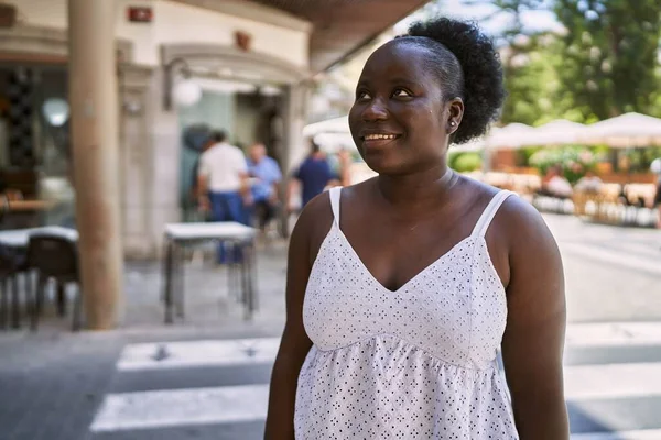 Ung Afrikansk Amerikansk Kvinna Ler Lycklig Stående Vid Staden — Stockfoto