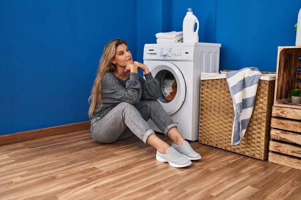 Young Blonde Woman Sitting Floor Waiting Washing Machine Laundry Room — ストック写真