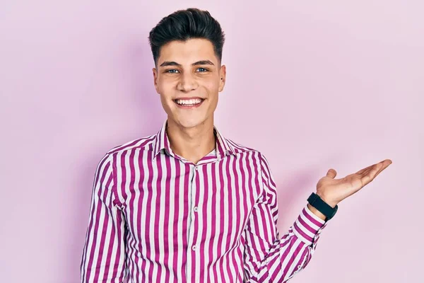 Gündelik Kıyafetler Giyen Genç Spanyol Adam Neşeli Bir Şekilde Gülümsüyor — Stok fotoğraf