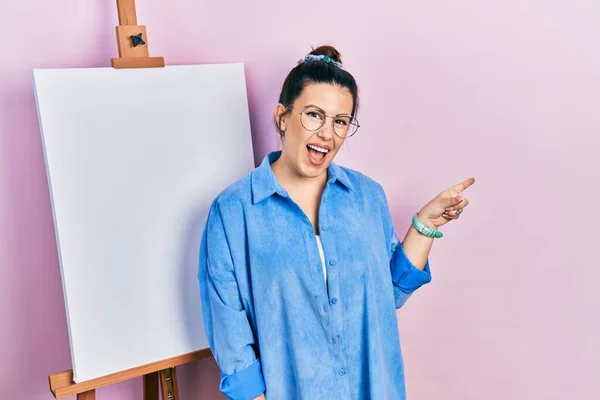 Young Hispanic Woman Standing Painter Easel Stand Big Smile Face — Foto Stock