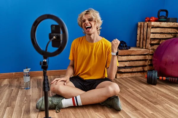 Young Man Recording Training Tutorial Gym Screaming Proud Celebrating Victory — Foto Stock