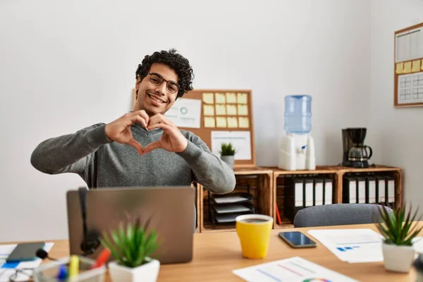 Stili Giyinmiş Genç Spanyol Bir Adam Ofiste Oturmuş Aşkla Gülümsüyor — Stok fotoğraf