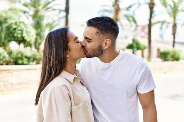Jovem Casal Latino Beijando Abraçando Cidade — Fotografia de Stock
