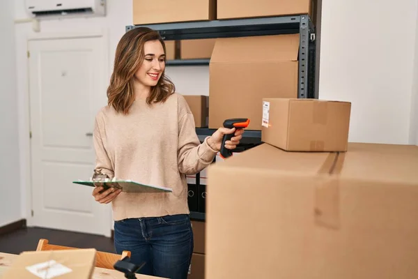 Young Woman Ecommerce Business Worker Scanning Package Office — Stock Photo, Image