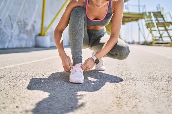 Beyaz Kadın Spor Giysisi Giyiyor Sokakta Ayakkabı Bağlıyor — Stok fotoğraf