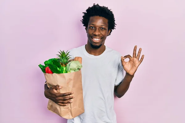 Joven Hombre Afroamericano Sosteniendo Bolsa Papel Con Pan Comestibles Haciendo —  Fotos de Stock