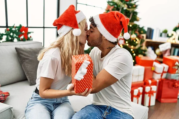 Młoda Para Romantycznym Nastawieniu Nosi Świąteczny Kapelusz Prezentu Domu — Zdjęcie stockowe