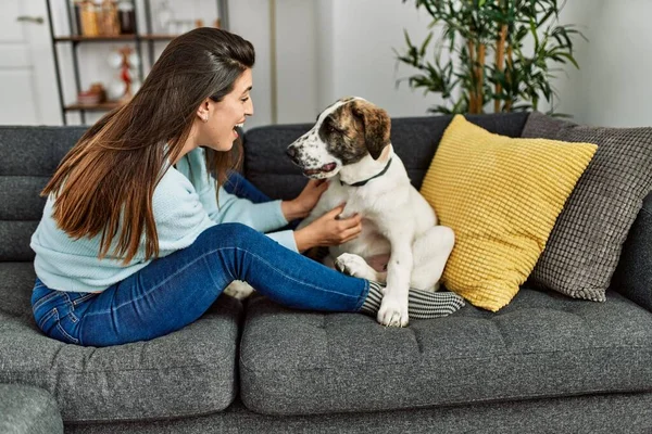 Young Woman Hugging Dog Sitting Sofa Home — Φωτογραφία Αρχείου