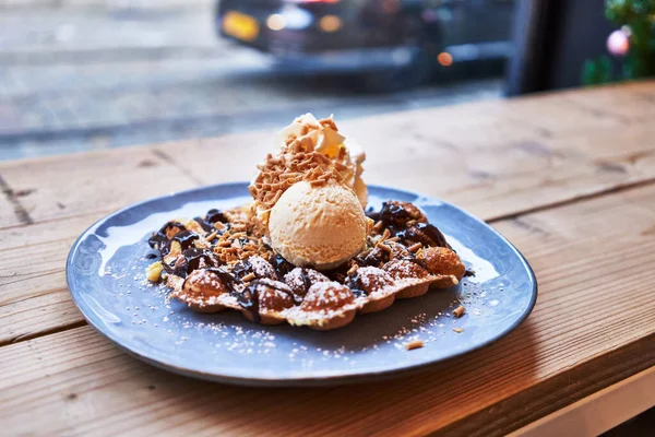 Plaat Van Wafel Met Chocoladesaus Ijs Houten Ondergrond — Stockfoto