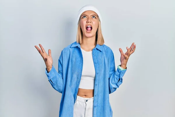 Beautiful Blonde Woman Wearing Wool Hat Crazy Mad Shouting Yelling — Stok fotoğraf