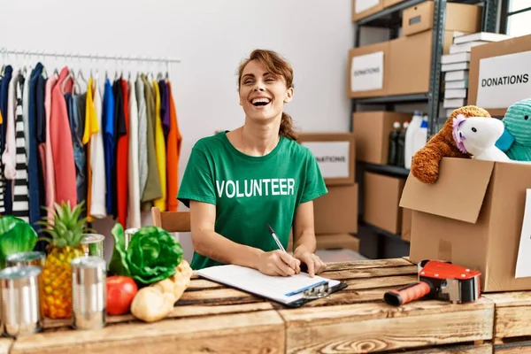 Yardım Merkezinde Çalışmaktan Mutlu Gülümseyen Beyaz Bir Kadın — Stok fotoğraf