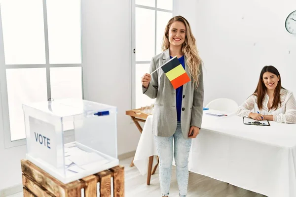Jovem Belga Eleitor Mulher Sorrindo Feliz Segurando Bandeira Bélgica Colégio — Fotografia de Stock