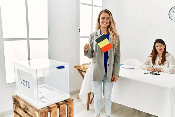 Joven Votante Belga Sonriendo Feliz Sosteniendo Bandera Bélgica Colegio Electoral —  Fotos de Stock