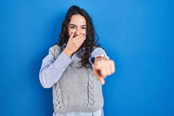 Jeune Femme Brune Debout Sur Fond Bleu Moquant Vous Pointant — Photo