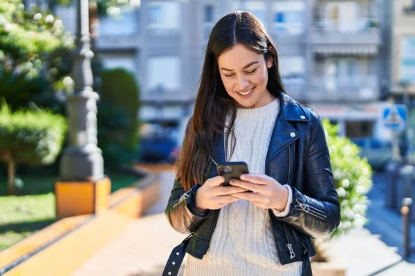 Młoda Kobieta Uśmiecha Się Pewnie Pomocą Smartfona Parku — Zdjęcie stockowe
