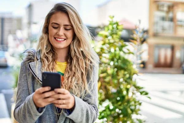 Jovem Loira Usando Smartphone Cidade — Fotografia de Stock