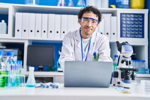 Joven Científico Hispano Usando Laptop Trabajando Laboratorio —  Fotos de Stock