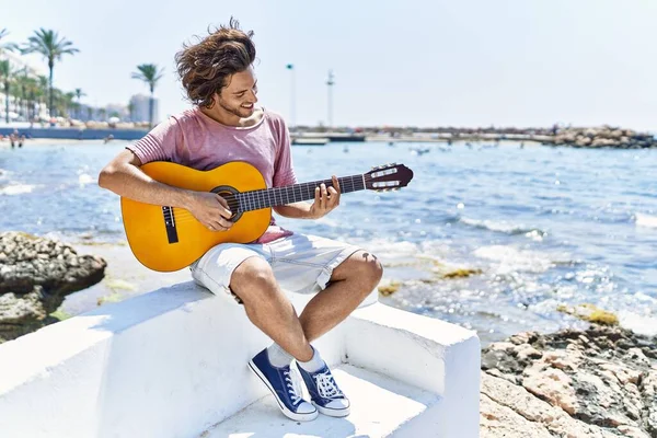 Ung Latinamerikan Man Spelar Klassisk Gitarr Sitter Bänken Stranden — Stockfoto