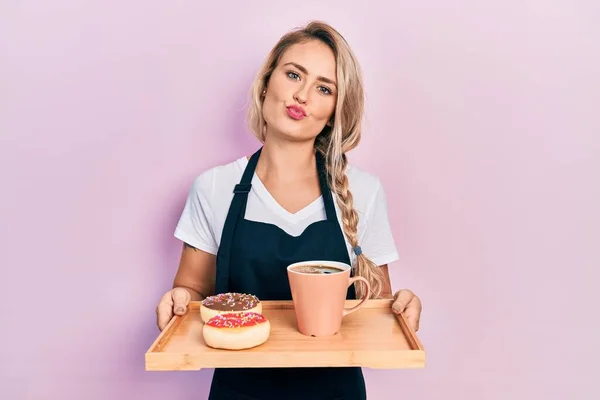 Beautiful Young Blonde Woman Wearing Waitress Apron Holding Breakfast Tray — Fotografia de Stock