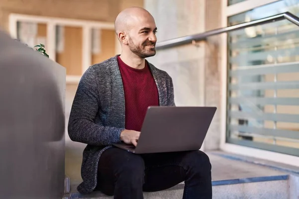 Junger Mann Lächelt Selbstbewusst Mit Laptop Auf Der Straße — Stockfoto