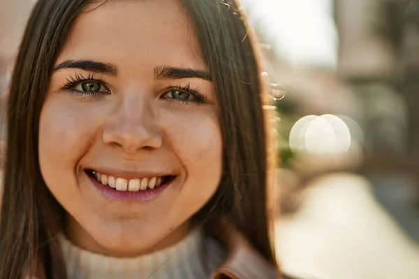 Genç Güzel Esmer Kadın Dışarıda Mutlu Bir Şekilde Gülümsüyor — Stok fotoğraf