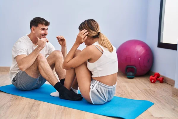 Young Man Woman Couple Doing Abs Exercise Sport Center — Stockfoto