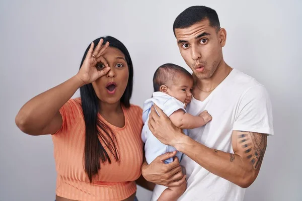 Jong Latijns Amerikaans Paar Met Baby Samen Staan Geïsoleerde Achtergrond — Stockfoto