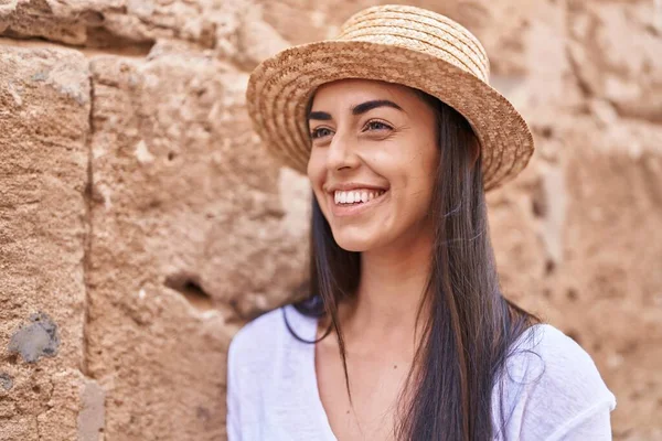 Junge Hispanische Touristin Lächelt Selbstbewusst Auf Der Straße — Stockfoto