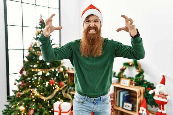 Redhead Man Long Beard Wearing Christmas Hat Christmas Tree Shouting — 스톡 사진