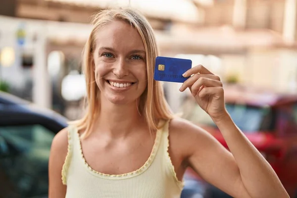 Ung Kaukasisk Kvinna Med Kreditkort Ser Positiv Och Glad Stående — Stockfoto