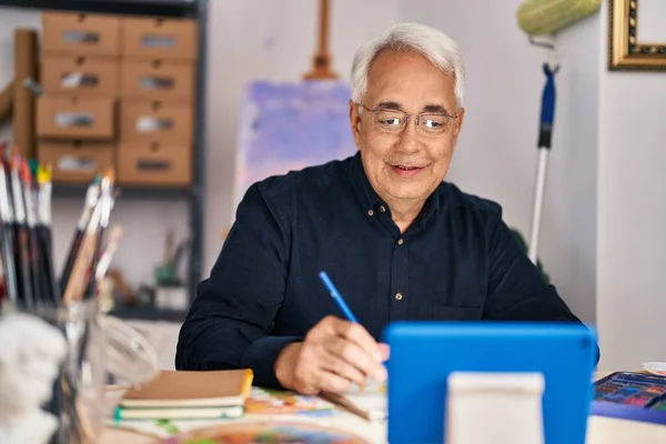 Senior Man Having Online Draw Lesson Sitting Table Art Studio — Stock fotografie