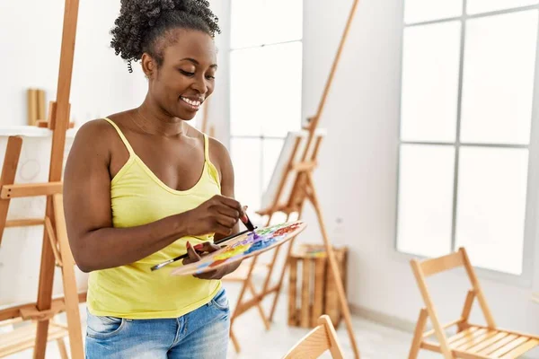 在艺术工作室里 年轻的非洲裔美国艺术家女人开心地笑着画画 — 图库照片