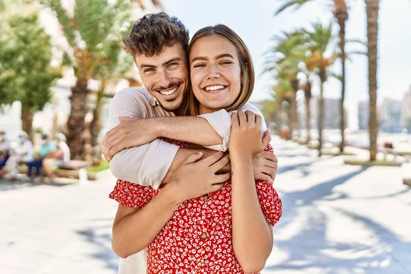 Young Hispanic Couple Smiling Happy Hugging Standing City — Stock Photo, Image